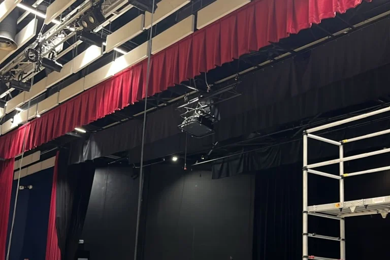 Ignifugation de rideaux de scène rouges et noirs dans une salle de spectacle de Chalon-sur-Saône