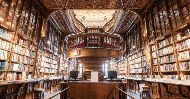 Grande bibliothèque aux rayonnages de bois sur deux niveaux