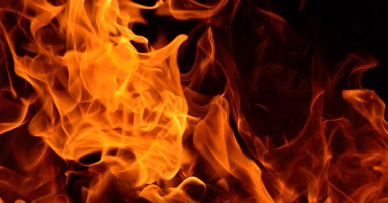 Flammes orange sur fond noir