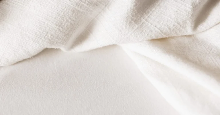 Gros plan sur un tissu blanc froissé