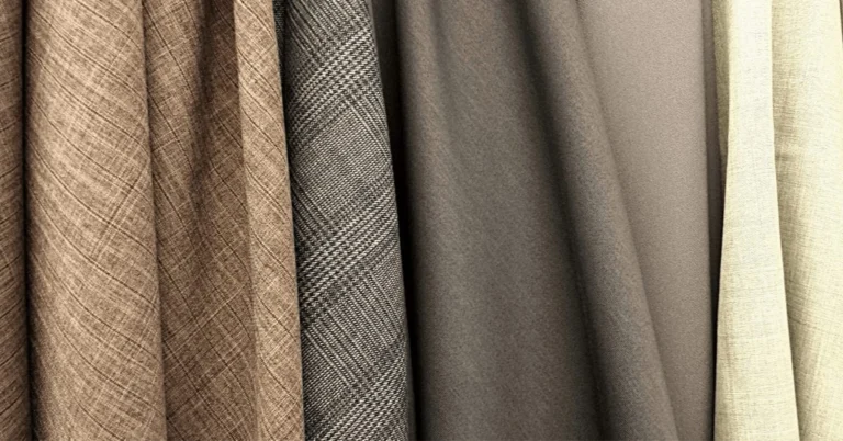 Échantillons de tissus suspendus, dans des tons gris, beige et brun